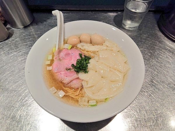 「【限定】浅草開化楼特製雲呑 皮雲呑麺(塩)＋うずら」@さんじの写真