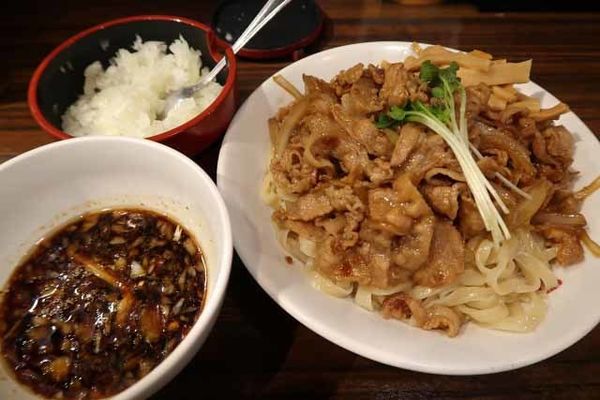 「肉盛りつけ麺並　830円＋肉増し　120円他」@魁 肉盛りつけ麺 六代目けいすけの写真