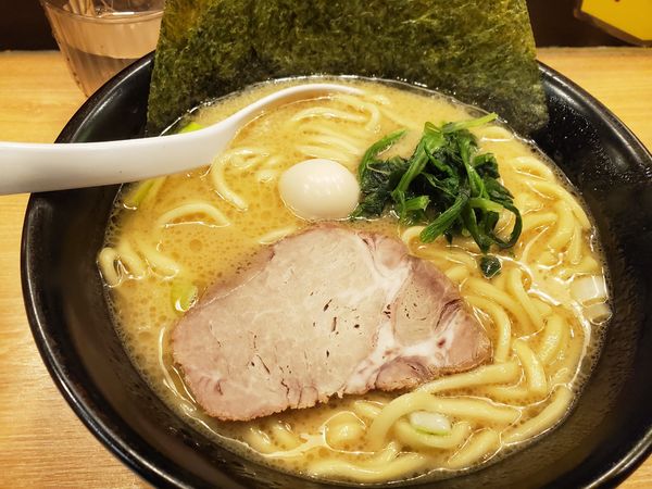 「豚骨醤油ラーメン全部普通770円」@横浜家系ラーメン 釜利家 大手町店の写真