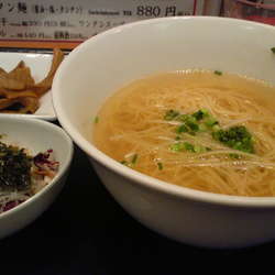 塩ラーメンセット（海鮮）880円