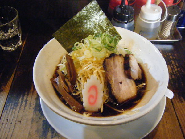 「地鶏醤油らーめん（辛味ネギ増し）」@麺蔵 もみじの写真