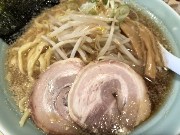 「らーめん(背油正油)830円 麺大盛りサービス」@麺通 若林店の写真