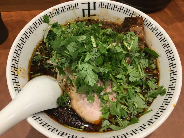 「味玉パクチースパイスラーメン」@スパイス・ラー麺 卍力 秋葉原店の写真