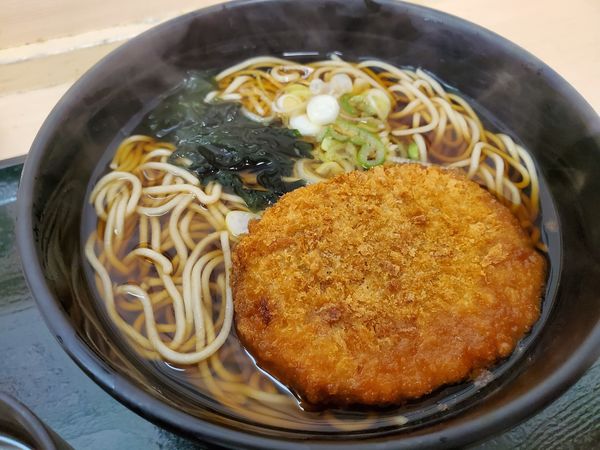 「コロッケそば440円」@名代 箱根そば 川崎店の写真