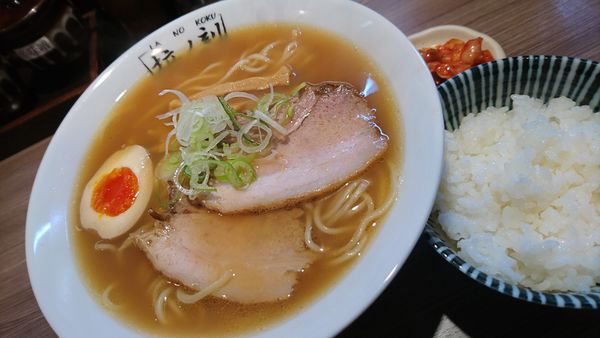 「醤油ラーメン、大盛、サービスランチ&キムチ」@拉ノ刻の写真
