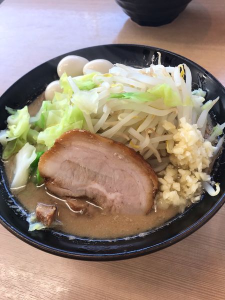 「豪麺+うずら」@ゴル麺 用田店の写真
