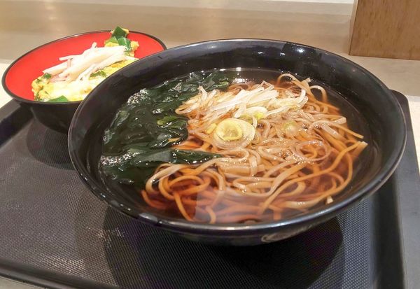 「ミニにら玉丼セット（温かいお蕎麦）」@名代 富士そば 志木店の写真