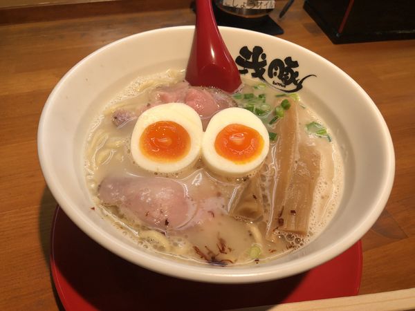 「我豚ラーメン味玉」@うちのラーメン 我豚の写真