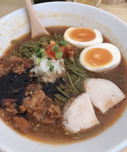 「塩玉子付きチリトマラーメン950円＋ビール（小）」@チリトマラーメン THANKの写真