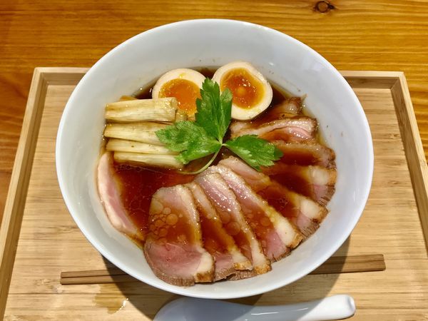 「熟成黒醤油全部のせ+鴨、焼きねぎ」@拉麺 ぶらいの写真