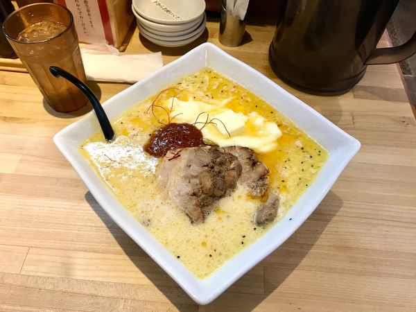 「三河式豆乳坦々麺 赤　辛味噌、チャーシュー、バター、チーズ」@三河ラーメン 日本晴れの写真