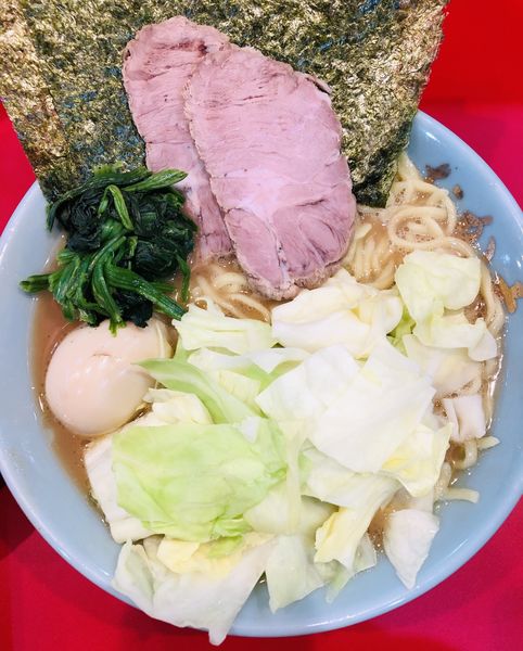 「特製ラーメン中(トッピング キャベツ)」@横浜ラーメン おか本の写真