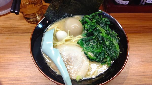「味玉ラーメン+ほうれん草」@横浜家系ラーメン 壱角家 大和桜ヶ丘店の写真