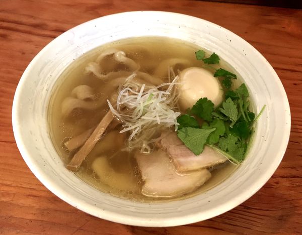 「味玉入り塩らーめん」@純手打ち 麺と未来の写真