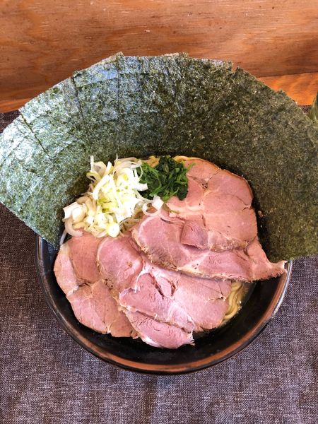 「家系醤油チャーシュー麺大盛り　海苔　中ライス」@替玉無双 豚ざむらいの写真