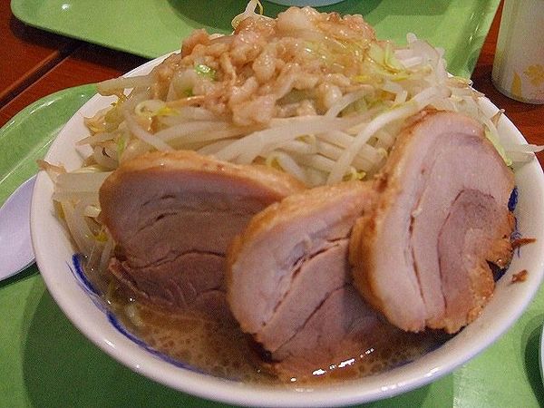 「ラーメン700円大盛100円豚2枚200円　野菜ニンニク脂」@ジャンクガレッジ イオンレイクタウンmori店の写真