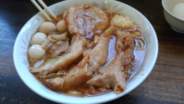 「めんじろうずらバラチャーシュー1枚生卵ニンニクアブラ」@めんじろの写真