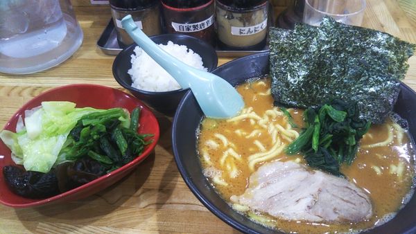 「味噌らーめん（固め・濃め）+野菜盛+小ライス」@らーめん家 せんだい 横浜駅西口店の写真