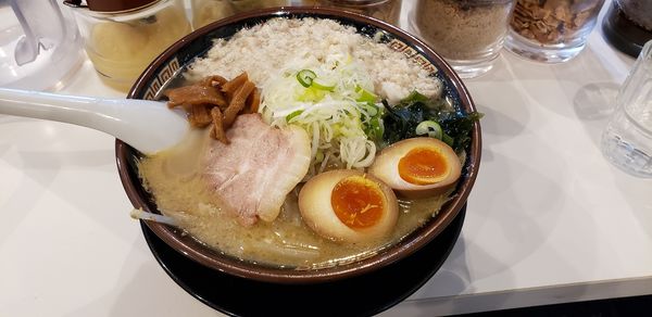 「背脂味噌らーめん味玉（麺大盛無料）」@北海道らーめん みそ熊 自由が丘店の写真