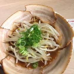 鶏とん骨肉醤油チャーシューらーめん￥８７０円