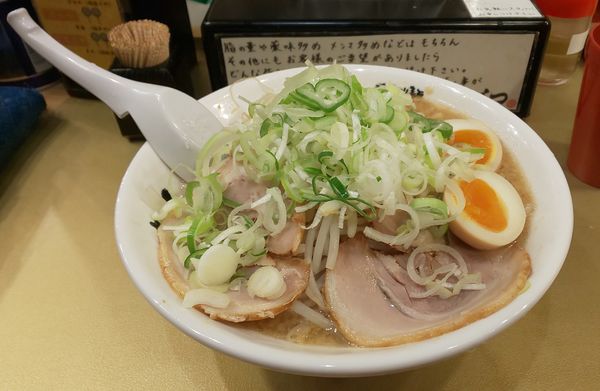 「しょうゆラーメン+味玉（背脂ゴテゴテ）」@超ごってり麺 ごっつ 秋葉原店の写真
