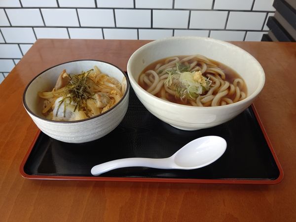 「かけうどん380円＋ミニ親子丼350円」@葉花テイクうどんの写真