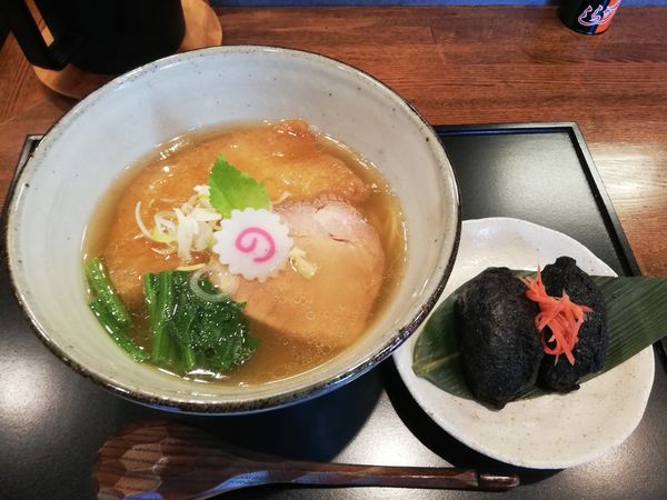 「中華蕎麦850円　稲荷寿司2つ　250円」@中華蕎麦 きつねの写真