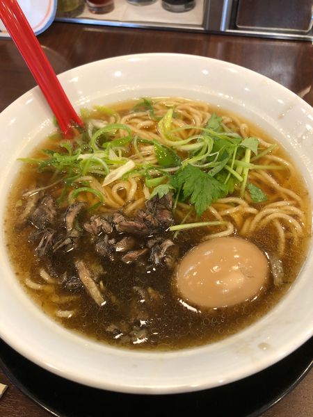 「炭鶏麺(醤油)+煮卵」@支那そば 元祖 諸江店の写真
