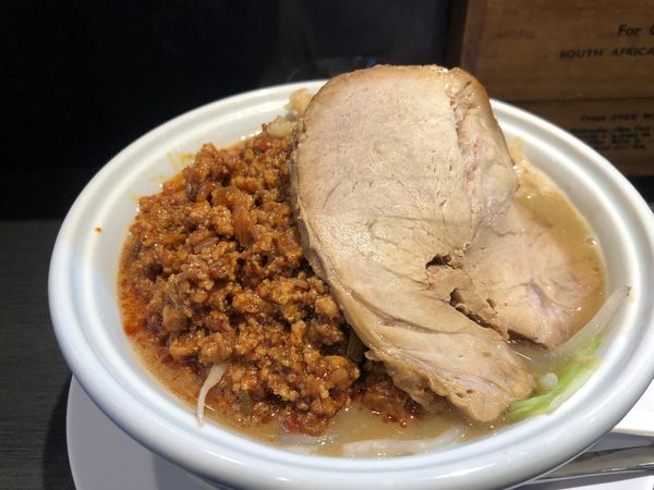 「辛くて痺れる麻婆二郎らーめん（950円）」@らーめん 三極志の写真