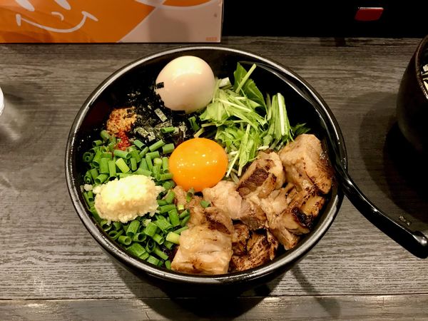 「看板まぜそば+角切りチャーシュー、味玉」@らーめんまぜそば あらし 名駅店の写真