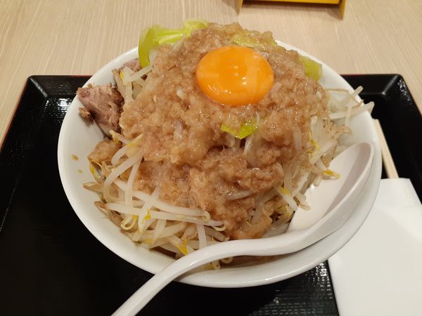 「豚まぜそば」@江戸前煮干中華そば きみはん ららぽーと豊洲マリーナキッチン店の写真