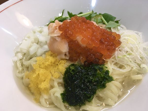 「サーモンとイクラと生のりと山葵の和えそば 飯割付」@拉麺 イチバノナカの写真