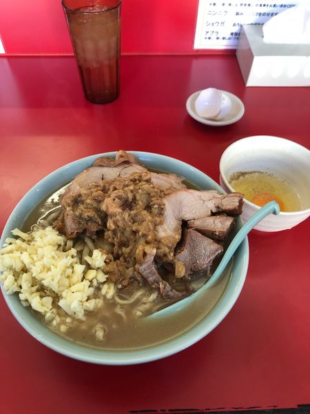 「国産ブタラーメン、麺大盛り、生たまご」@ラーメン すくえ屋の写真