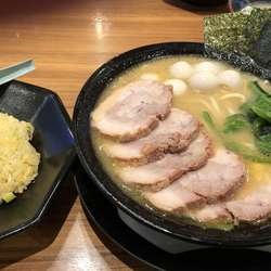 チャーシュー麺大盛固め濃いめ&うずら&半炒飯