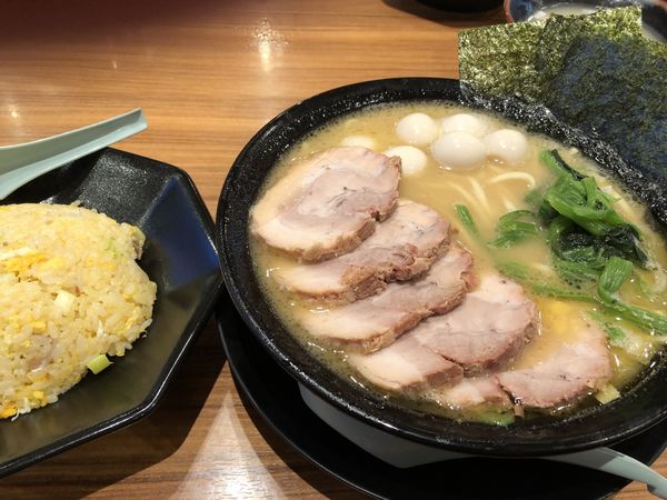 「チャーシュー麺大盛固め濃いめ&うずら&半炒飯」@宮前商店の写真