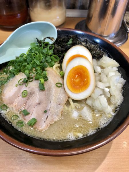 「濃厚豚骨煮干しラーメン」@横浜家系ラーメン たくみ家 水戸見和店の写真