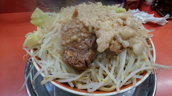 「特製油まぜそば・５００ｇ(ヤサイアブラ)￥８５０」@麺でる 戸越店の写真