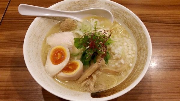 「濃厚鶏白湯そば ＋味玉」@濃厚鶏そば 麺屋武一 新橋本店の写真