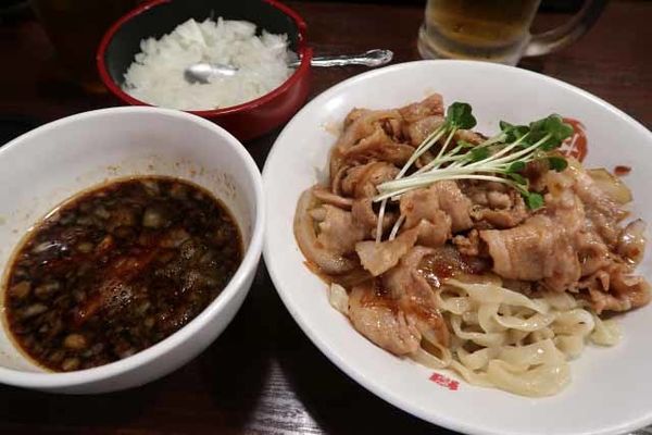 「肉盛りつけ麺並　830円＋無料の肉ちょい増し」@魁 肉盛りつけ麺 六代目けいすけの写真