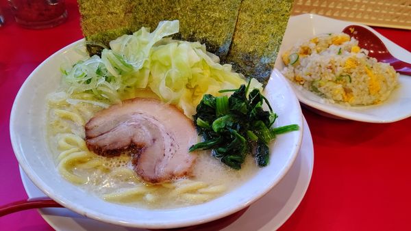「豚骨ラーメン(塩)750円クーポンキャベツ」@葵一家の写真