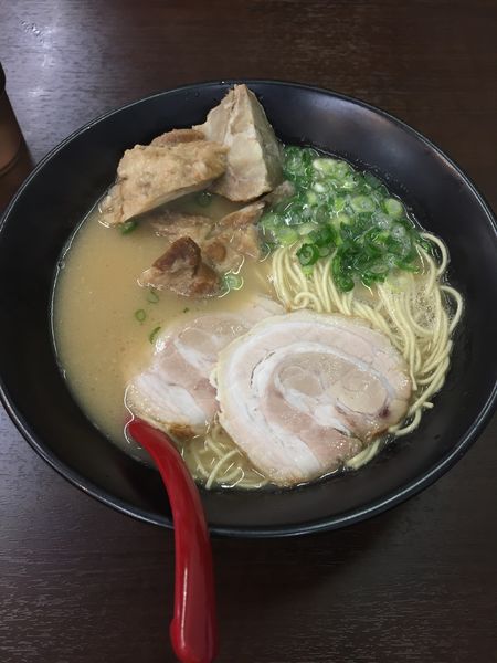 「らーめん+チャーシューのはしっこ‬」@博多糟屋らーめん あかつき 北金目店の写真