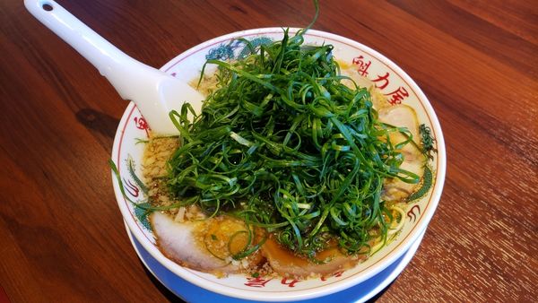 「特製醤油九条ねぎラーメン830円(税別)」@ラーメン魁力屋 さいたま大和田店の写真