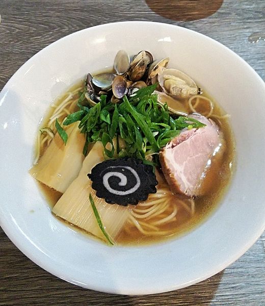 「(限定) シジミと煮干のラーメン 800円」@ニボシラァメン コハクの写真