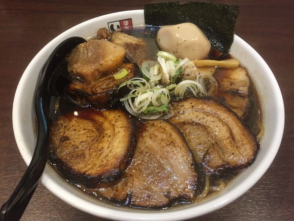 「富山ブラック 女王様ラーメン（大盛）」@豚系 麺家いろは 秋葉原店の写真