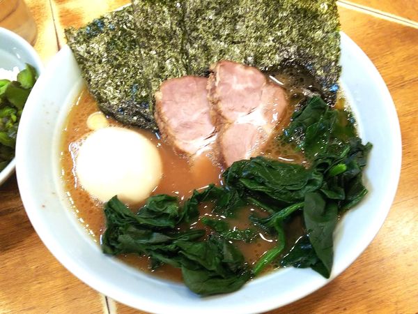 「ラーメンほうれん草増し並＋味玉＋ライス　750＋0＋0円」@横浜ラーメン 武蔵家 稲田堤店の写真