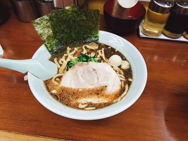 「黒ラーメン塩」@ラーメン三國家 関内店の写真