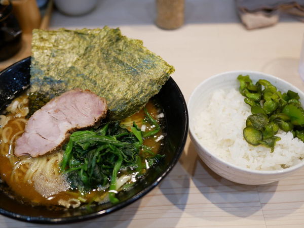 「ラーメン 並盛 麺硬め＋味濃いめ＋油多め＋ライス」@麺家 千祥の写真