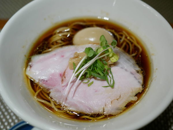 「旨味鶏だし 醤油＋サービス味玉」@生粋 花のれんの写真