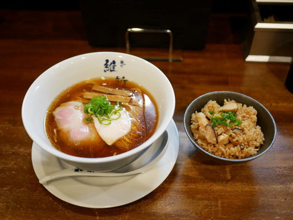 「醤油らぁ麺 麺硬め＋鶏炊き込みご飯」@麺や維新の写真