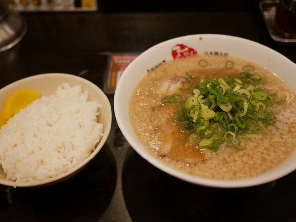 「ラーメン 並 麺硬め30秒＋脂多め＋セルフ辛いの多め＋セルフ」@京都銀閣寺 ますたにラーメン 日本橋本店の写真
